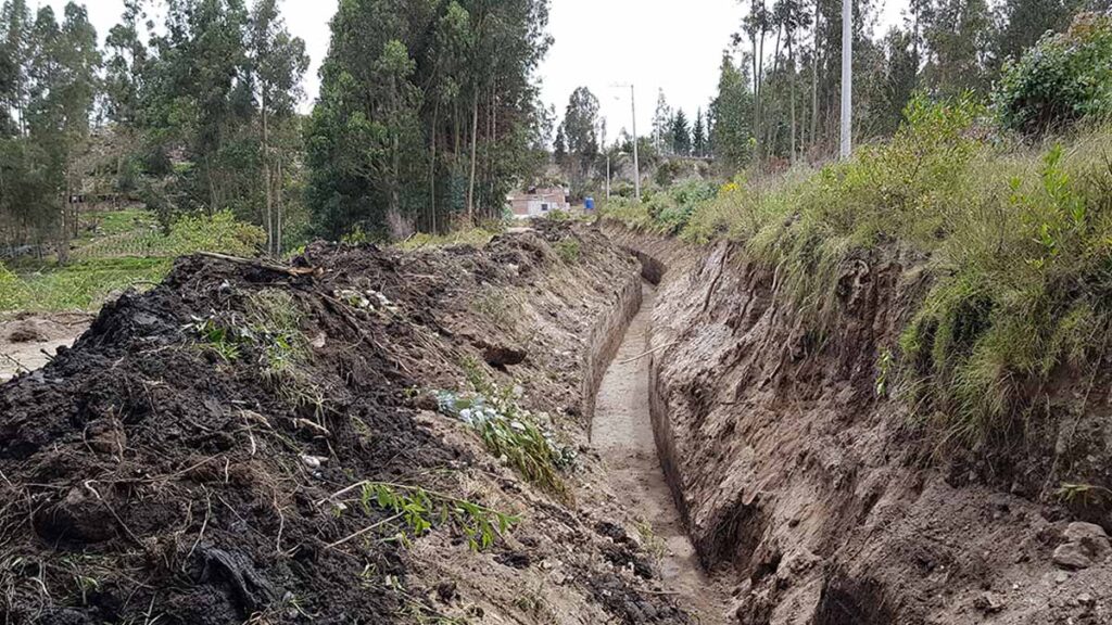 Honorable Gobierno Provincial de Chimborazo. Obra: rehabilitación y mejoramiento de la infraestructura principal del Sistema de Riego Chambo-Guano camivaltho