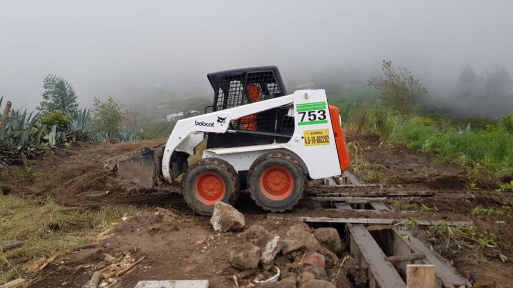 Honorable Gobierno Provincial de Tungurahua. Obra: mejoramiento del ramal en la calle 24 de Mayo camivaltho