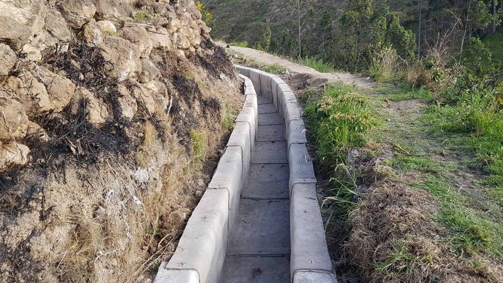 Honorable Gobierno Provincial de Tungurahua. Obra: rehabilitación de un tramo de canal secundario en el sector de Condorahua, parroquia El Rosario, cantón Pelileo – Reapertura. Pelileo – Ecuador camivaltho