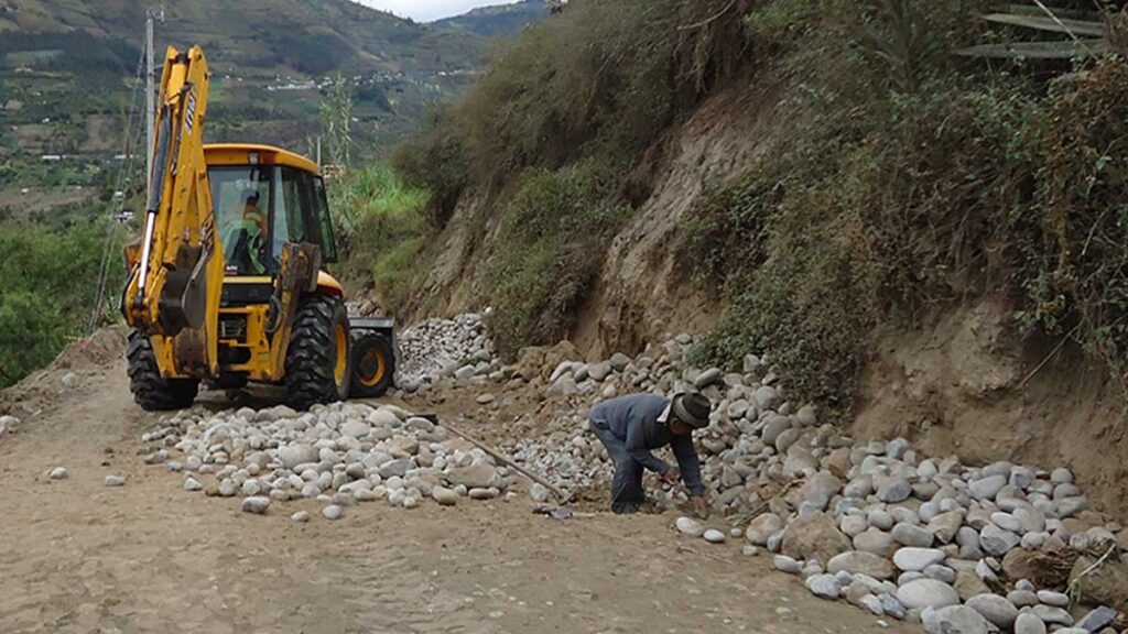 Gobierno Autónomo Descentralizado de Pelileo. Obra: empedrado Gamboa-ingreso Don Moro del cantón Pelileo. Pelileo – Ecuador camivaltho