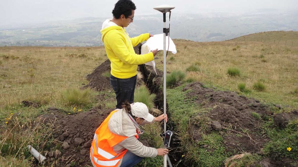 Honorable Gobierno Provincial de Tungurahua. Obra: construcción de redes terciarias e instalación de hidrantes en el sector de Poalocucho. Píllaro – Ecuador camivaltho